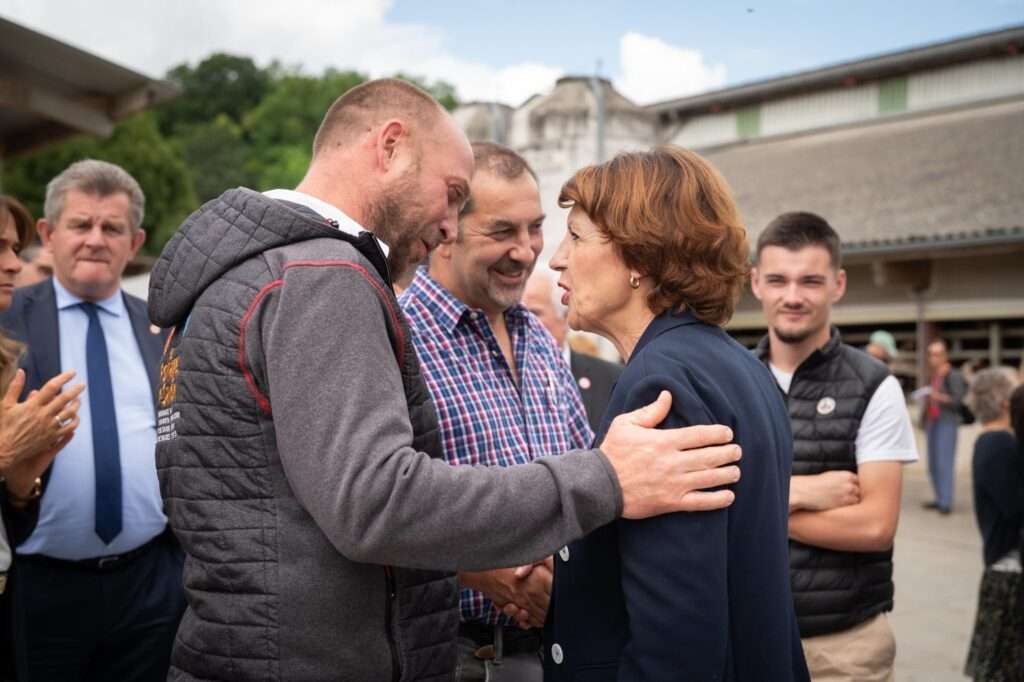 La ministre annie genevard en visite à un élévage en savoie, le 24 juillet 2025 (c) préfecture de savoie