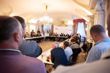 La ministre Annie Genevard en réunion à la préfecture de Savoie, le 24 juillet 2025 (c) Préfecture de Savoie