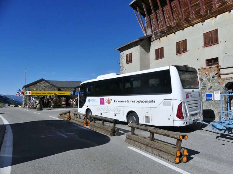 L'arrêt de la navette sur le côté savoyard du Col du Petit-Saint-Bernard - La fermata sul versante savoiardo del Colle del Piccolo San Bernardo (c) CC BY SA 4_0 Florian Pépellin Wikimedia Commons