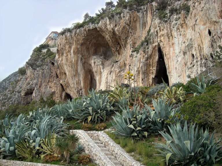 Le caverne di Balzi Rossi, oggetto di cooperazione scientifica (c) CC BY SA 4_0 Lemone Wikimedia Commons