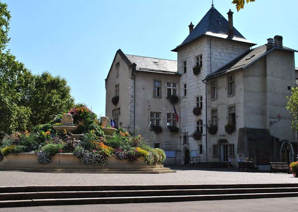 Mairie de aix les bains, le château (c) cc by sa 4 0 aurore73 wikimedia commons