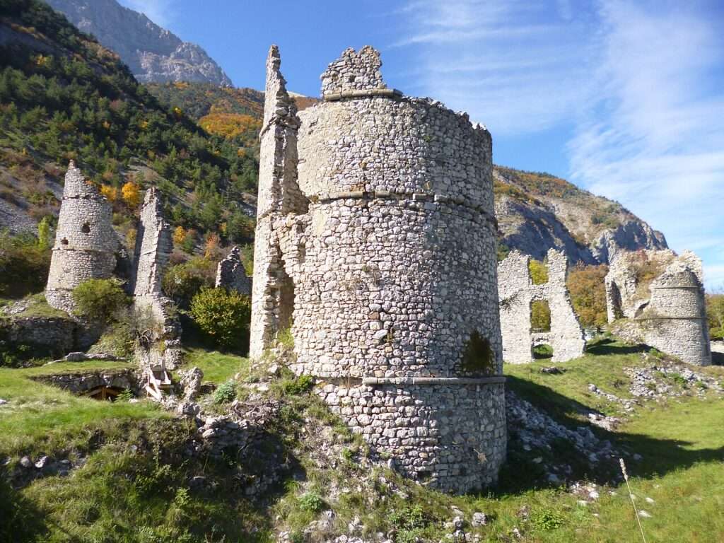 Château lesdiguières à le glaizil, en ruine (c) cc by sa 3 0 arnaud victor monteux wikimedia commons