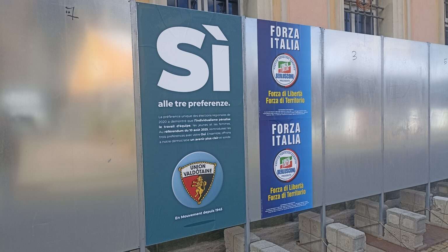 Des affiches pour le référendum en Vallée d'Aoste du 10 août 2025 - alcuni manifesti del referendum per il voto in Consiglio regionale della Valle d'Aosta (c) Nos Alpes Enrico Martial
