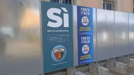 Des affiches pour le référendum en Vallée d'Aoste du 10 août 2025 - alcuni manifesti del referendum per il voto in Consiglio regionale della Valle d'Aosta (c) Nos Alpes Enrico Martial
