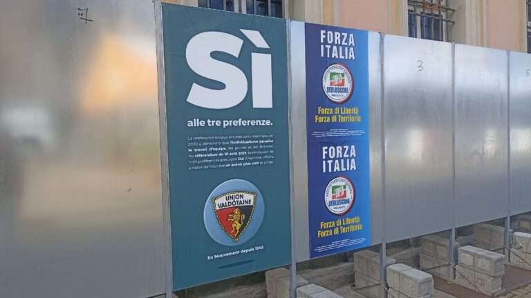 Des affiches pour le référendum en Vallée d'Aoste du 10 août 2025 - alcuni manifesti del referendum per il voto in Consiglio regionale della Valle d'Aosta (c) Nos Alpes Enrico Martial