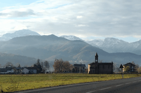 Il Monte Foltera visto dalla pianura monregalese, in Piemonte / dans le Piémont (c) CC BY a 4_0 Pampuco Wikimedia Commons