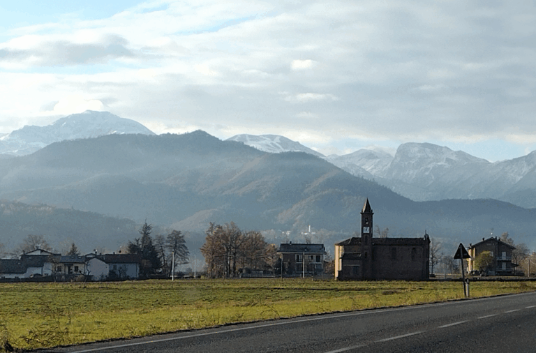 Il Monte Foltera visto dalla pianura monregalese, in Piemonte / dans le Piémont (c) CC BY a 4_0 Pampuco Wikimedia Commons