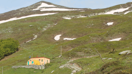 Il Rifugio Savona, nelle Alpi liguri (c) CC BY-SA 3_0 Marco Plassio Wikimedia Commons
