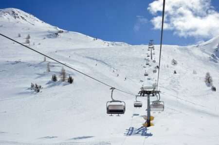 In Valle d'Aosta, la Fourclaz_Express a La Thuile - En Vallée d'Aoste, la Fourclaz Express à La Thuile (c) CC1_0 Public domain Dimi Talen Wikimedia Commons