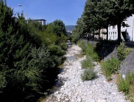La Leysse presque à sec à l'entrée de Chambéry en 2022 (c) CC BY-SA 4_0 Florian Pépellin Wikimedia Commons