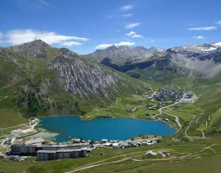 Tignes et le lac, ainsi que ses immeubles - Tignes e il lago, con gli immobili e gli alloggi (c) CC BY SA 4_0 Tiia Monto Wikimedia Commons