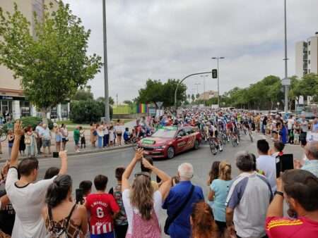 Un momento della Vuelta del 2024, alla sesta tappa in Spagna (c) CC BY SA 4_0 Jerez-Yunquera Wikimedia Commons