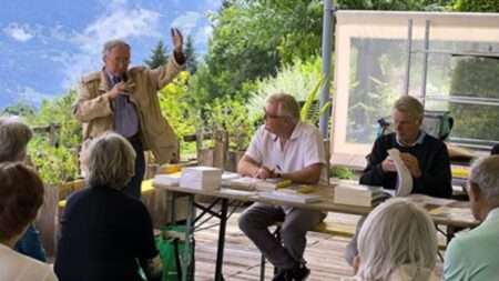 Une des rencontres littéraires au Jardin des Cimes au Plateau d'Assy en 2025 (c) Association Montagnes en Pages