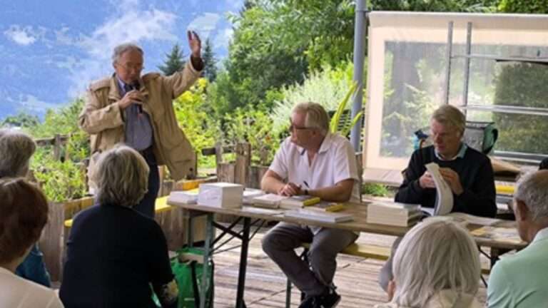 Une des rencontres littéraires au Jardin des Cimes au Plateau d'Assy en 2025 (c) Association Montagnes en Pages
