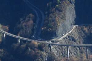 Viaduc et route des Egratz sur l'axe du Mont-Blanc - la strada e il viadotto di Egratz, sull'asse del Monte Bianco nei pressi di Chamonix (c) CC BY SA 4_0 Pmau Wikimedia Commons
