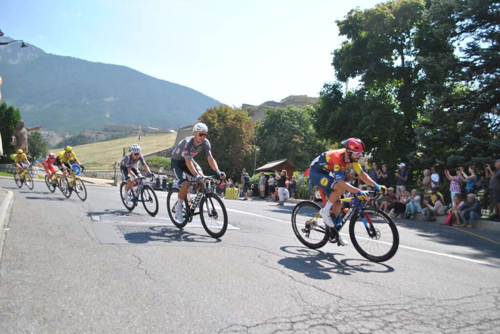 Vuelta peloton à Briançon