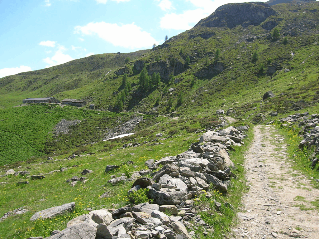 La strada reale tra Orvieille e i laghi di Djouan, in Valsavarenche (c) CC BY-SA 3_0 Patafisik e Elena Tartaglione Wikimedia commons