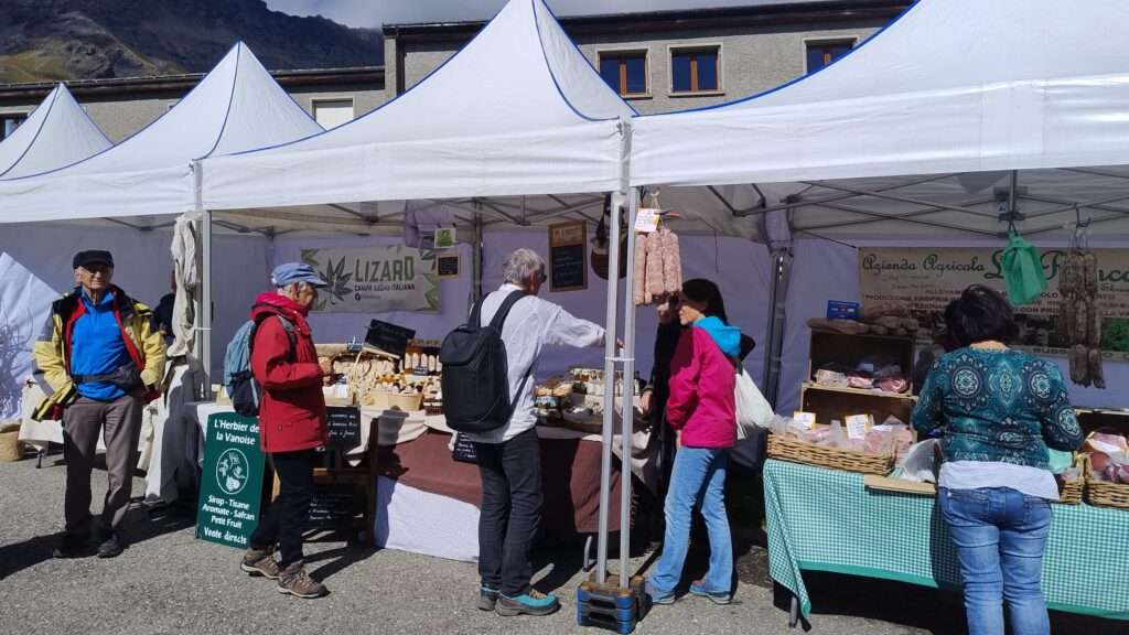 Alcuni stand al colle del moncenisio per la festa delle alpi (c) nos alpes