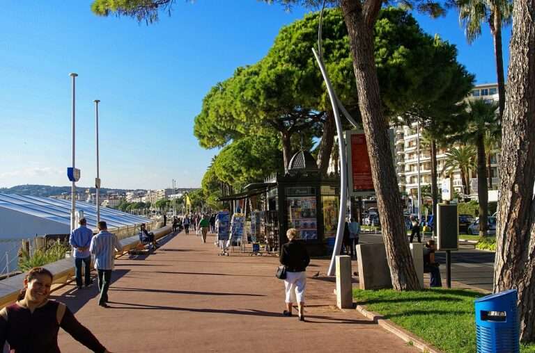 Cannes, Boulevard de la Croisette (c) CC BY SA 4_0 Txllxt Wikimedia Commons