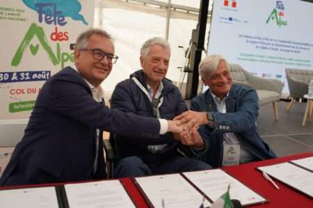 Hervé gaymard au moment de la signature du pacte pour le projet interreg a:mont, au centre, avec luciano caveri et (c) département de la savoia