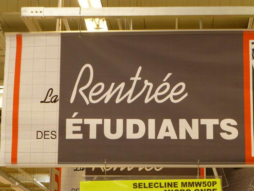 La Rentrée des étudiants, dans une école en France - Cartello sul ritorno a scuola, in Francia (c) CC BY SA 3_0 Bertram Wikimedia Commons