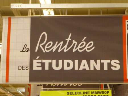La Rentrée des étudiants, dans une école en France - Cartello sul ritorno a scuola, in Francia (c) CC BY SA 3_0 Bertram Wikimedia Commons