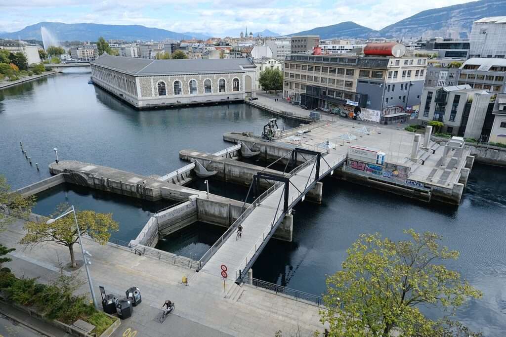 Le Rhône au barrage du Seujet à Genève entre France et Suisse - Il Rodano alla diga di Seujet tra Francia e Svizzera (c) CC BY 2_0 Guilhem Vellut Wikimedia Commons