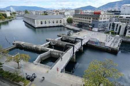 Le Rhône au barrage du Seujet à Genève entre France et Suisse - Il Rodano alla diga di Seujet tra Francia e Svizzera (c) CC BY 2_0 Guilhem Vellut Wikimedia Commons