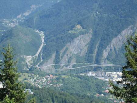 Le viaduc des Egratz et la route nationale entre Passy et Chamonix (c) CC BY SA 3_0 Pierre Fery Wikimedia Commons