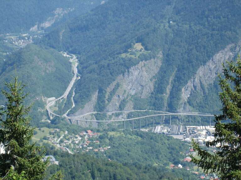 Le viaduc des Egratz et la route nationale entre Passy et Chamonix (c) CC BY SA 3_0 Pierre Fery Wikimedia Commons