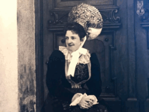 La Regina Margherita nel costume di Gressoney, da un ospuscolo del comune di Gressoney-Saint-Jean su Villa Margherita, edito nel 2020