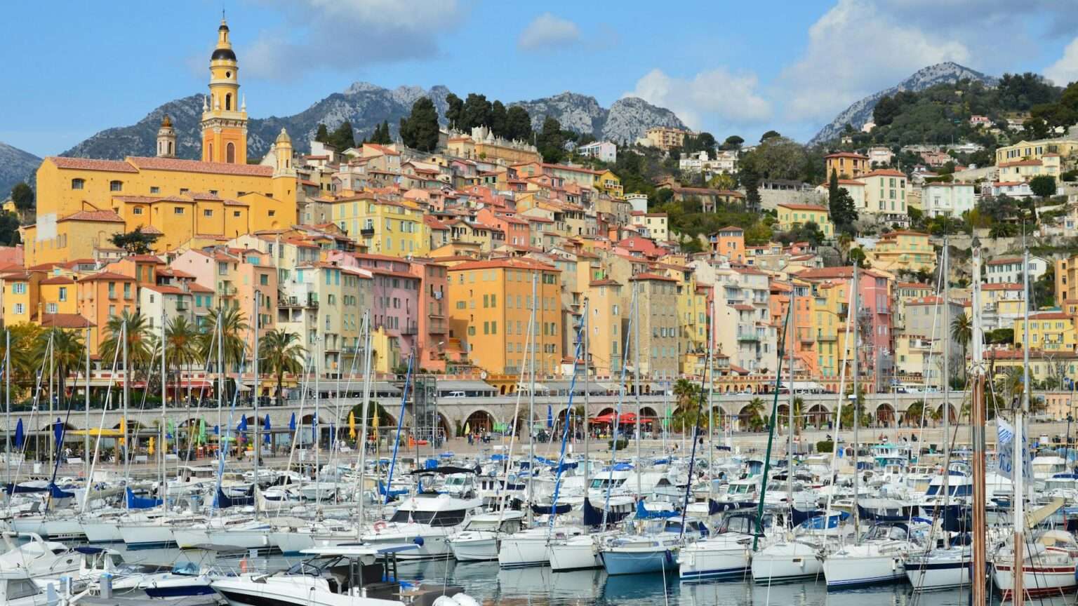 La ville de Menton avec son port La città di Mentone con il porto (c) Public domain Slimmars Pexels.jpg