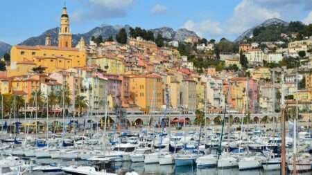 La ville de Menton avec son port La città di Mentone con il porto (c) Public domain Slimmars Pexels.jpg