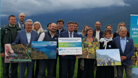 Photo de famille pour la reconnaissance Biosphère Unesco du Lac du Bourget (c) Agglomération du Grand Lac