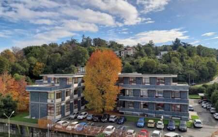 A Ivrea città Unesco, l'esterno della Casa Blu in autunno (c) CC BY SA 4_0 Manlio Tenaglia Wikimedia Commons