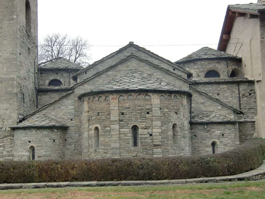 Abside della chiesa di saint martin de tours ad arnad in valle d'aosta (c) cc by sa 3 0 laurom wikimedia commons