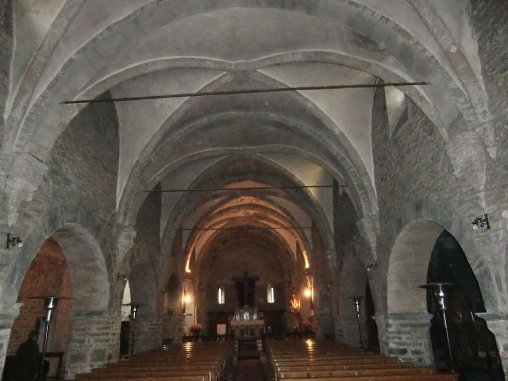 Ad arnad, interni della chiesa di saint martin de tours (c) cc by sa 3 0 laurom wikimedia commons