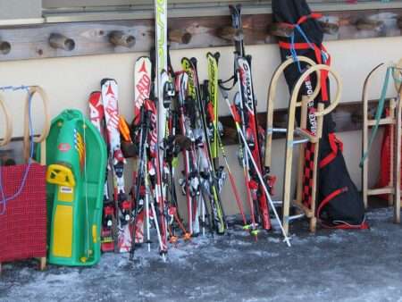 Degli sci per bambini e ragazzi in una stazione austriaca, ad Annaberg (c) CC BY-SA 4_0 GT1976 Wikimedia Commons