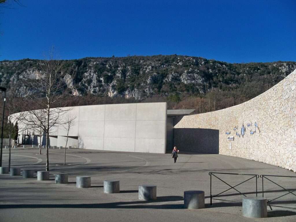 Entrée du musée de la préhistoire des Gorges du Verdon, près de Digne-les-Bains (c) CC BY-SA 3_0 Véronique PAGNIER Wikimedia Commons