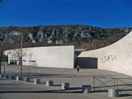 Entrée du musée de la préhistoire des Gorges du Verdon, près de Digne-les-Bains (c) CC BY-SA 3_0 Véronique PAGNIER Wikimedia Commons
