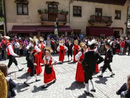 Comunicare tra lingue strettamente correlate all’interno della cultura alpina Festa di tradizione a Gressoney (c) Regione autonoma Valle d'Aosta