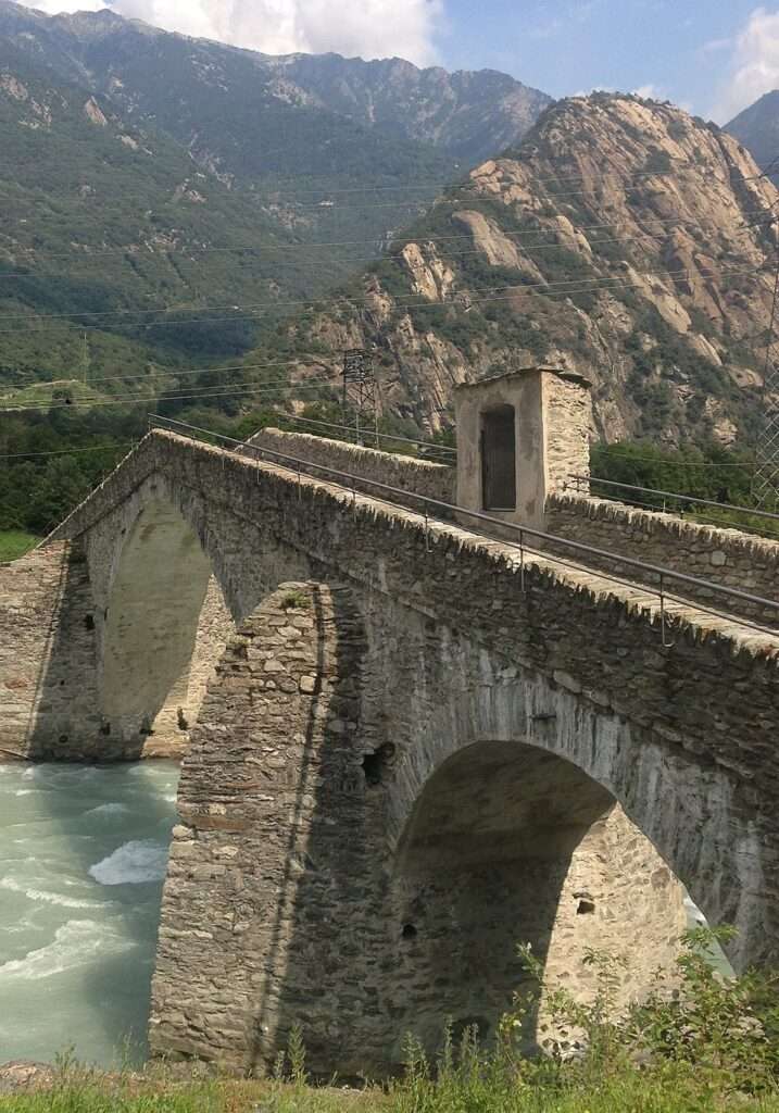 Il ponte di echallod ad arnad (c) cc by sa 3 0 paulusburg wikimedia commons)