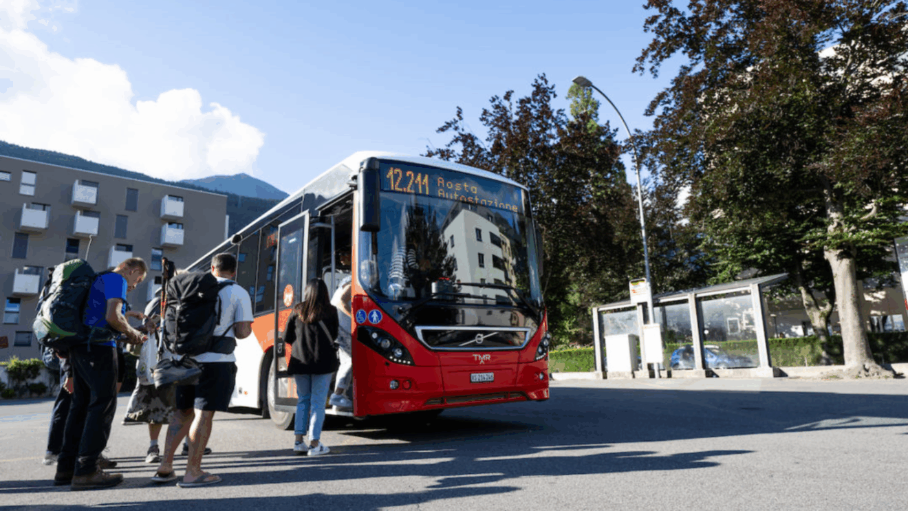 Il bus di TMR in partenza da Martigny - Le bus TMR au départ de Martigny (c) TMR