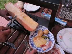 La Raclette et son Racleur (c) CC BY-SA 4_0 Arnaud 25 Wikimedia Commons