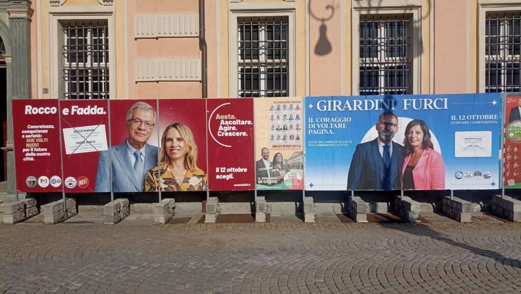 La campagne pour le deuxième tour des Municipales 2025 è Aoste I manifesti per il ballottaggio delle comunali 2025 ad Aosta (c) Nos Alpes