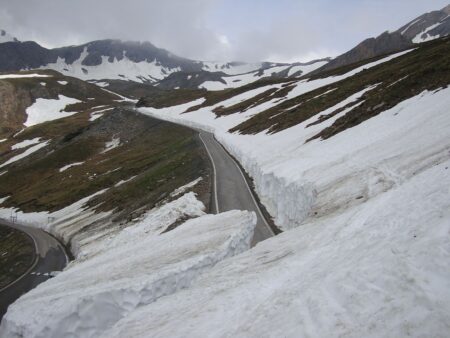 Chiusure invernali 2025 dei colli italo-francesi, tra Moncenisio, Agnello, Lombarda La neige au col de l'agnel, au printemps (c) cc by sa 3 0 abracaadabrate wikimedia commons
