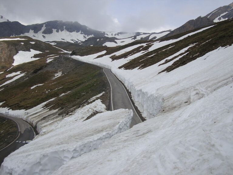 Chiusure invernali 2025 dei colli italo-francesi, tra Moncenisio, Agnello, Lombarda La neige au col de l'agnel, au printemps (c) cc by sa 3 0 abracaadabrate wikimedia commons
