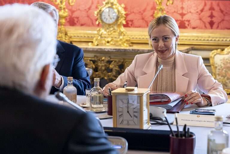 La presidente del Consiglio dei ministri Giorgia Meloni con il presidente della Repubblica, Sergio Mattarella, nel 2023 (c) CC BY-SA 4_0 Quirinale Wikimedia Commons