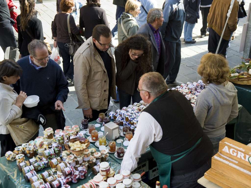 Marché au fort, unespositore nelle vie del borgo (c) regione aut. valle d'aosta