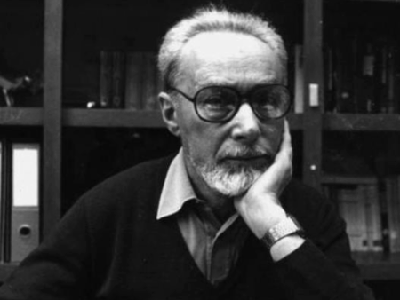Primo Levi in biblioteca, nel 1983 (c) CC BY-SA 4_0 Monozigote Wkimedia Commons